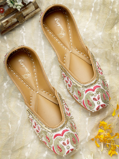 ELANBERG White Ethnic Slip-On Mojaris