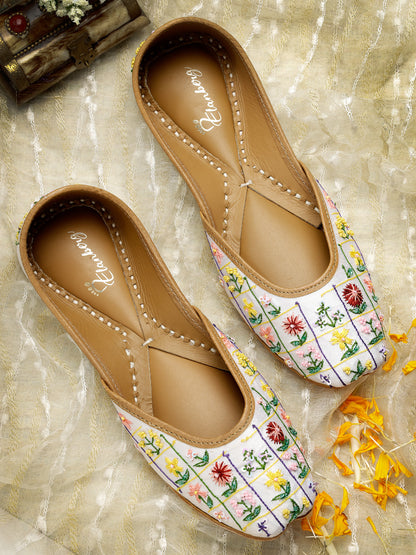 ELANBERG White Ethnic Slip-On Mojaris