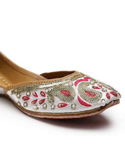 ELANBERG White Ethnic Slip-On Mojaris