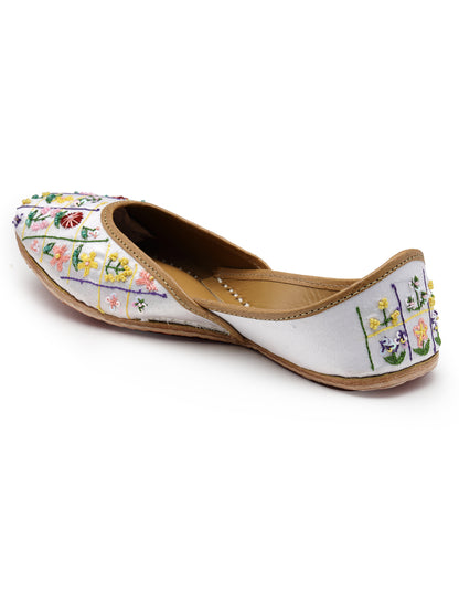 ELANBERG White Ethnic Slip-On Mojaris